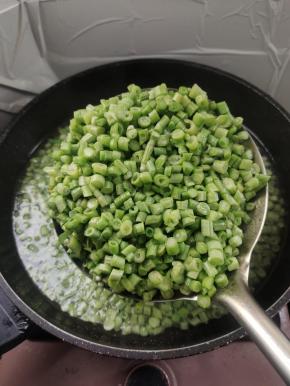 焯水一分钟左右，捞出控干水分备用！