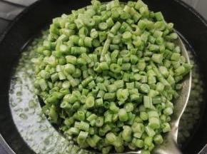 焯水一分钟左右，捞出控干水分备用！