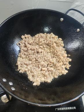 起锅烧油，放入腌制好的肉沫划散！