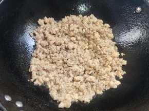 起锅烧油，放入腌制好的肉沫划散！