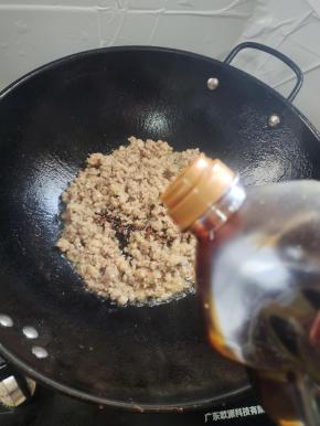 放入少许红烧酱油翻炒均匀！