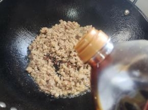 放入少许红烧酱油翻炒均匀！