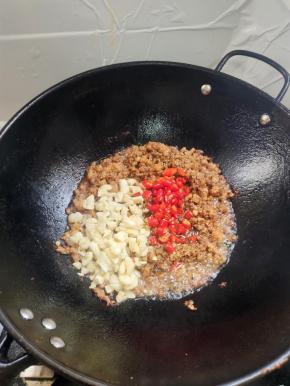 放入蒜瓣和小米辣爆香！