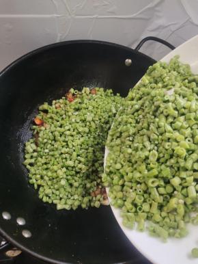 放入焯好水的豇豆翻炒均匀！