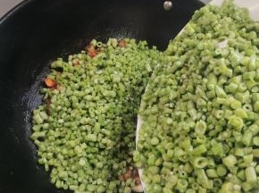 放入焯好水的豇豆翻炒均匀！