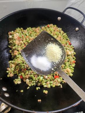 放入盐和鸡精调味！