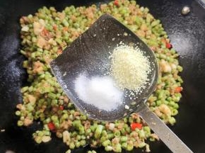 放入盐和鸡精调味！