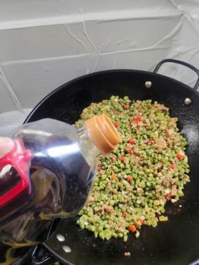 放入一铲生抽！