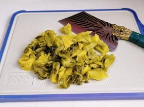 酸菜切小块。