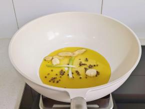 起油锅加葱姜蒜花椒炒香。