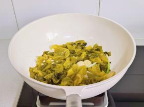 倒入酸菜翻炒。