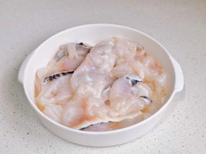 鱼片+料酒+胡椒粉+淀粉+蛋白抓匀。