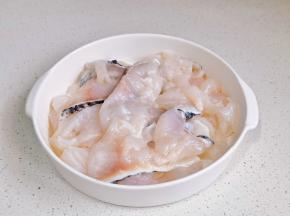 鱼片+料酒+胡椒粉+淀粉+蛋白抓匀。