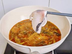 加入脆辣椒碎，鱼片，蛤蜊肉。