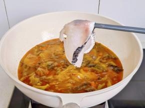 加入脆辣椒碎，鱼片，蛤蜊肉。