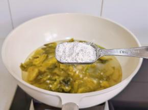 加入1勺酸菜鱼料。