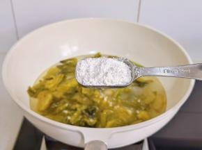 加入1勺酸菜鱼料。