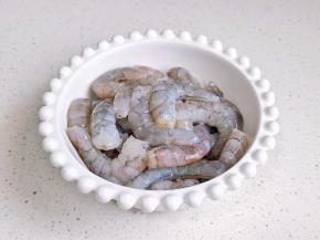 虾去虾线剥虾仁。