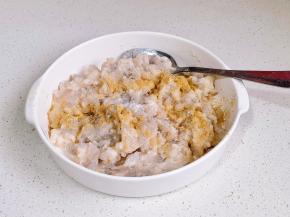 剁碎加料酒，盐，十三香调味。