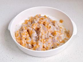 再加入胡萝卜碎搅匀。