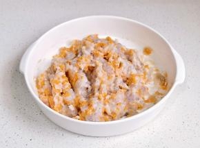 再加入胡萝卜碎搅匀。