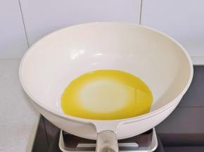 锅中热油。