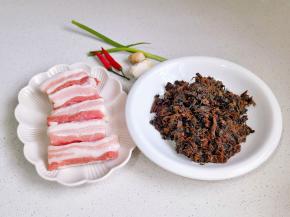 准备食材，梅干菜提前泡发。