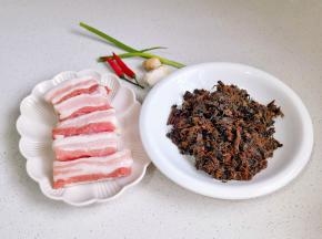准备食材，梅干菜提前泡发。