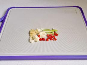 葱姜蒜辣椒切好。