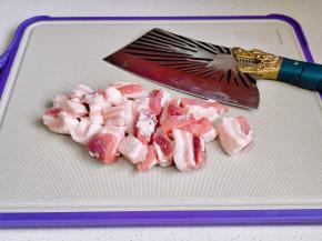 五花肉切小块。