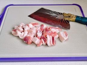 五花肉切小块。