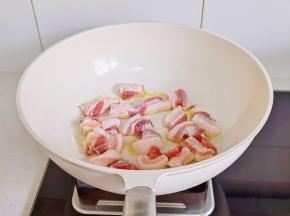 起油锅+五花肉中火煎。