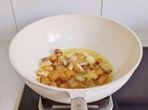 加入葱姜蒜辣椒翻炒。