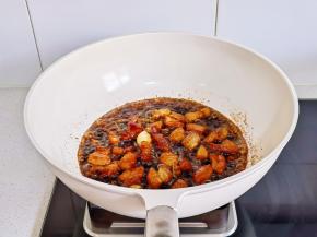 小火翻炒2分钟。