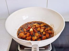 小火翻炒2分钟。