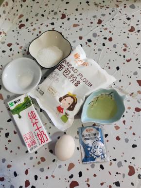 准备好所需的食材：面包粉260克，牛奶160克，耐高糖酵母4克，食用油25克，白糖40克，盐2克，鸡蛋1个(刷蛋液用！)
