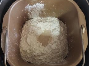 按照顺序依次加入160克牛奶，2克盐，40克白糖，20克奶粉，260克面包粉，4克耐高糖酵母！（面包粉尽量铺满整个水面，不要让酵母直接与水和盐接触，这样影响发酵效果！）