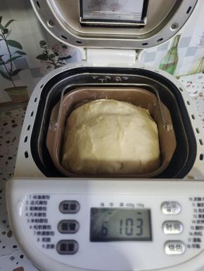 大约还剩一小时的时候。面团就揉好，发酵完毕！