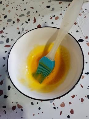 鸡蛋取蛋黄部分搅拌均匀调成蛋黄液！(实在懒得不行的也可以省略刷蛋黄液这一步哈！)