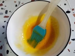 鸡蛋取蛋黄部分搅拌均匀调成蛋黄液！(实在懒得不行的也可以省略刷蛋黄液这一步哈！)