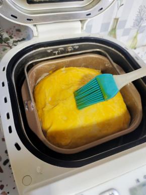 均匀的刷一层蛋黄液！