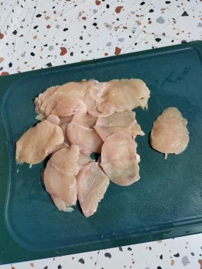 鸡胸肉清洗干净，去掉筋膜，斜切成两个硬币厚度的片！