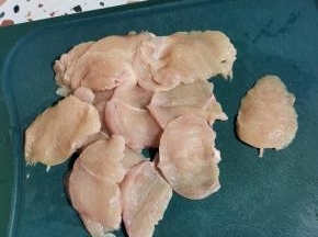 鸡胸肉清洗干净，去掉筋膜，斜切成两个硬币厚度的片！