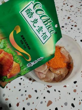 切好的鸡胸肉放入大碗中，再加入生抽，食用油和奥尔良烤肉料！