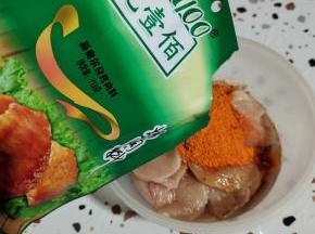 切好的鸡胸肉放入大碗中，再加入生抽，食用油和奥尔良烤肉料！