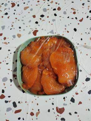 再摆放在盘子里，封上保鲜膜，放入冰箱冷藏腌制15分钟左右就可以了！