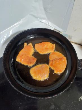 平底锅放入适量的油，放入腌制好鸡胸肉，中小火慢慢煎！