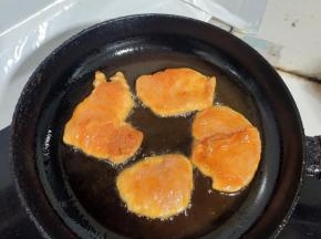 平底锅放入适量的油，放入腌制好鸡胸肉，中小火慢慢煎！