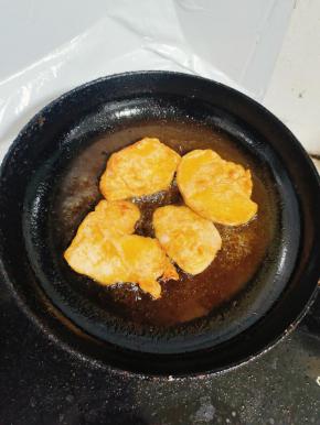 煎至两面金黄色即可！(鸡胸肉切的薄，又腌制过，很容易煎熟的！)