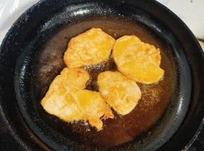 煎至两面金黄色即可！(鸡胸肉切的薄，又腌制过，很容易煎熟的！)